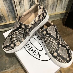 Steve Madden slip ons